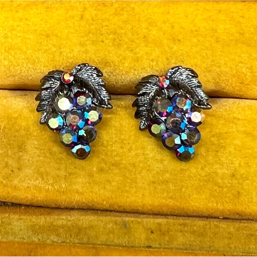Vintage Brand Grape 🍇 Stud Earrings! - Picture 8 of 14